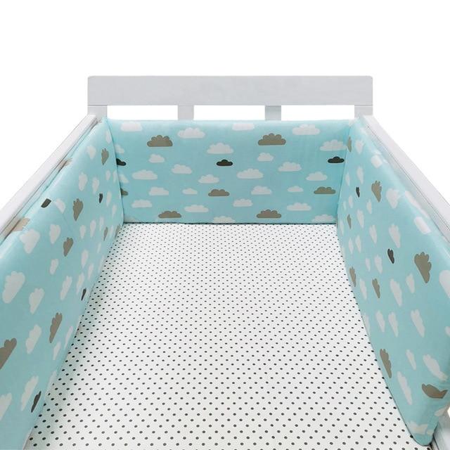 Tour de lit bébé, 60cm large, 3 coussins nuages, ton rose pale et blanc à  étoiles grises : accessoires-bebe par petitlion